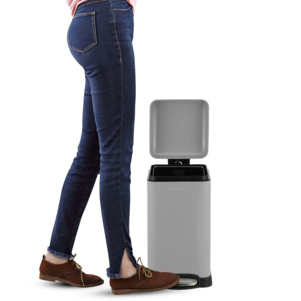 Betty Retro Mini 12 Liter/3.2 Gallon Step-Open Trash Can