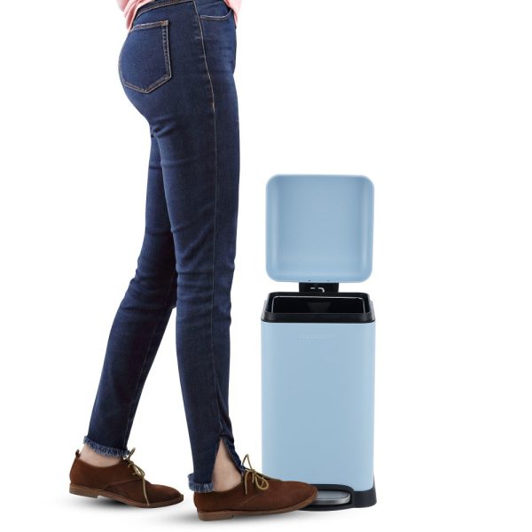 Betty Retro Mini 12 Liter/3.2 Gallon Step-Open Trash Can