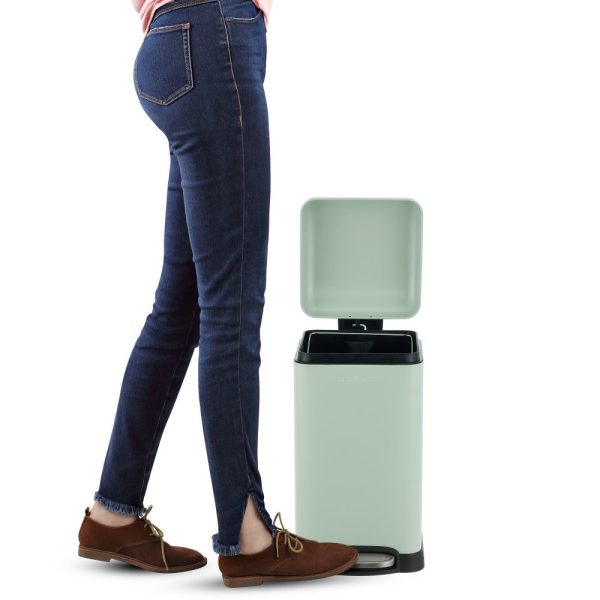 Betty Retro Mini 12 Liter/3.2 Gallon Step-Open Trash Can