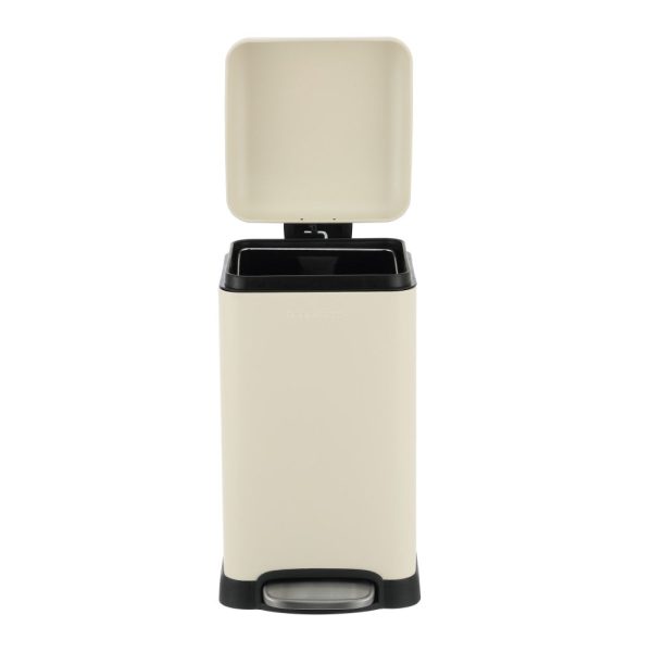 Betty Retro Mini 12 Liter/3.2 Gallon Step-Open Trash Can