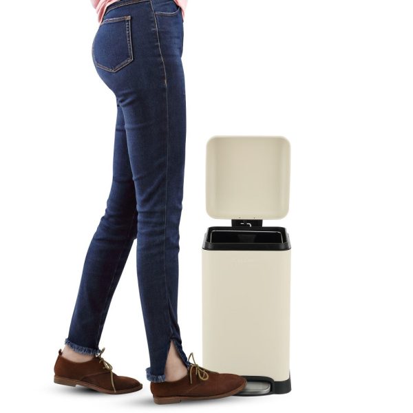 Betty Retro Mini 12 Liter/3.2 Gallon Step-Open Trash Can