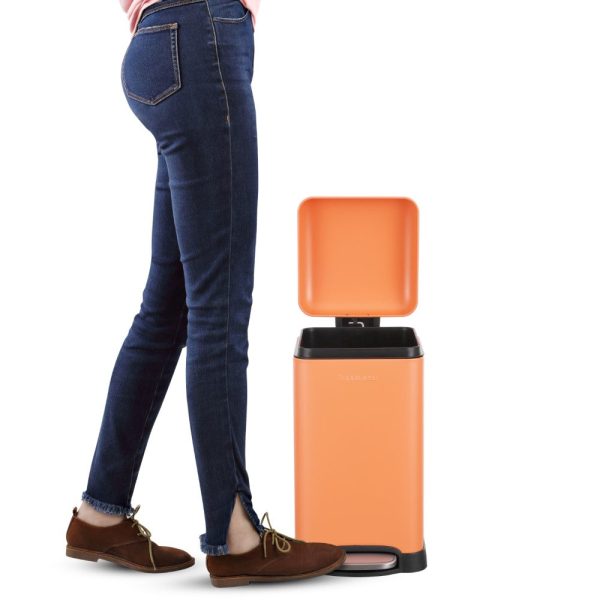Betty Retro Mini 12 Liter/3.2 Gallon Step-Open Trash Can